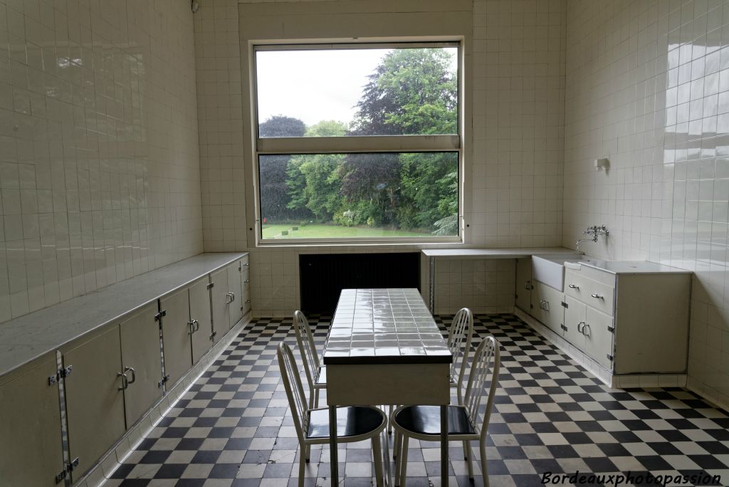 Le damier noir et balnc du sol est une marque de fabrique du style de Mallet-Stevens. Cette cuisine et l'office offrent une surface de 76 m².